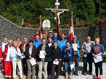 Am Außenaltar des Kloster Kreuzberg: Die Geehrten mit Wallfahrtsführer Rudi Kaspar und Assistentin Johanna Fuchs (rechts). Foto: privat
