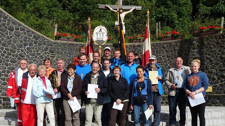 Am Außenaltar des Kloster Kreuzberg: Die Geehrten mit Wallfahrtsführer Rudi Kaspar und Assistentin Johanna Fuchs (rechts). Foto: privat
