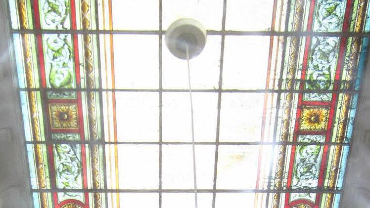 Auch die Glasdecken der Treppenhäuser werden saniert. Foto: Mäuser