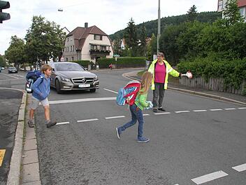 Dass bei Rot auch wirklich alle Autofahrer anhalten, ist in der Blaich nicht an der Tagesordnung. Das können die Schulweghelferinnen, die dort jeden Morgen Dienst tun, bestätigen. Fotos: Sonja Adam