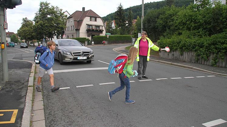 Dass bei Rot auch wirklich alle Autofahrer anhalten, ist in der Blaich nicht an der Tagesordnung. Das können die Schulweghelferinnen, die dort jeden Morgen Dienst tun, bestätigen. Fotos: Sonja Adam