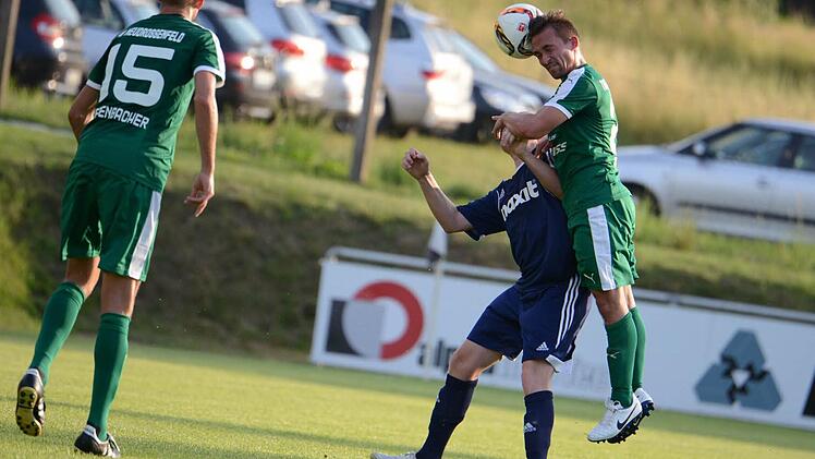 Dennis Pajonk gewinnt das Kopfballduell. Foto: Alexander Muck