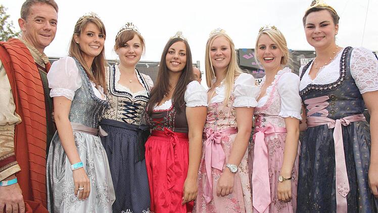 Hoher Besuch: Aus dem Landkreis Kitzingen waren gleich mehrere Majestäten, darunter viele Weinprinzessinnen, gekommen.