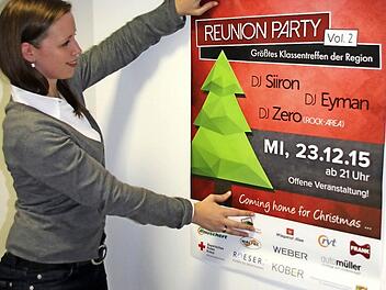 Gabriele Riedel zeigt das Plakat der Reunion-Party, die am Abend vor dem Heiligabend in Unterrodach stattfindet.  Foto: Friedwald Schedel