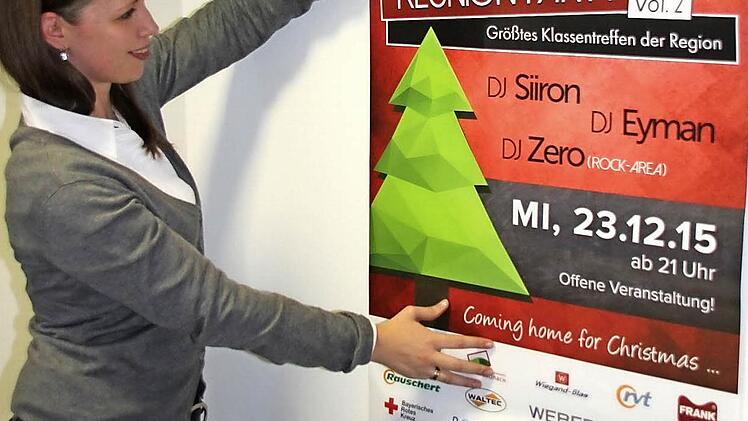 Gabriele Riedel zeigt das Plakat der Reunion-Party, die am Abend vor dem Heiligabend in Unterrodach stattfindet.  Foto: Friedwald Schedel