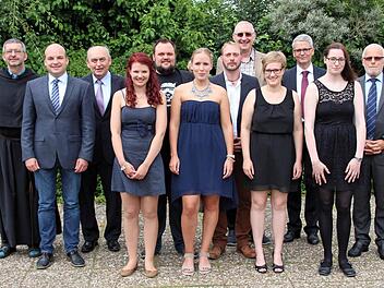 Abschlussfeier der Berufspraktikantinnen und -praktikanten: Die besten Absolventen Justina Müller, Sabrina Kober, Ulrike Stockmann, Laura Schwappach, Alexander Fromm und Kai Schebler zusammen mit Pater Rudolf Götz, dem Zweiten Bürgermeister Michael Kastl, dem Dritten Landrat Alfred Schrenk, Pfarrer Joachim Pennig, dem Leiter der Fachakademie für Sozialpädagogik Michael Zintl und BBZ-Schulleiter Harry Koch.  Foto: Dieter Britz