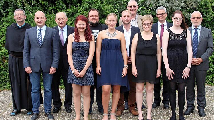 Abschlussfeier der Berufspraktikantinnen und -praktikanten: Die besten Absolventen Justina Müller, Sabrina Kober, Ulrike Stockmann, Laura Schwappach, Alexander Fromm und Kai Schebler zusammen mit Pater Rudolf Götz, dem Zweiten Bürgermeister Michael Kastl, dem Dritten Landrat Alfred Schrenk, Pfarrer Joachim Pennig, dem Leiter der Fachakademie für Sozialpädagogik Michael Zintl und BBZ-Schulleiter Harry Koch.  Foto: Dieter Britz