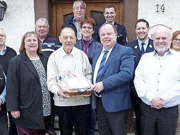 Jubilar Horst Eitner (Bildmitte) mit Pfarrerin Heidrun Hemme (links daneben) und Bürgermeister Werner Burger (rechts) sowie (von links) Margitta Hieke, Wigbert Schäfer, Egon Villa, Rudi Kemnitzer, Tochter Martina Baumgart, Tobias Villa, Robert Vogel, Klaus Baumgart, Petra Bloß und Markus Villa  Foto: Klaus-Peter Wulf