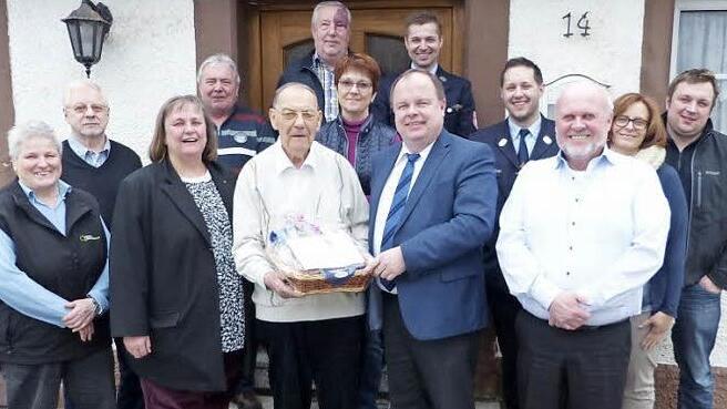 Jubilar Horst Eitner (Bildmitte) mit Pfarrerin Heidrun Hemme (links daneben) und Bürgermeister Werner Burger (rechts) sowie (von links) Margitta Hieke, Wigbert Schäfer, Egon Villa, Rudi Kemnitzer, Tochter Martina Baumgart, Tobias Villa, Robert Vogel, Klaus Baumgart, Petra Bloß und Markus Villa  Foto: Klaus-Peter Wulf