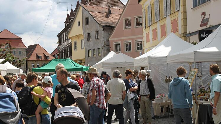 Zum Kunsthandwerkermarkt und verkaufsoffenen Sonntag waren zahlreiche Besucher gekommen. Foto: Carmen Schwind