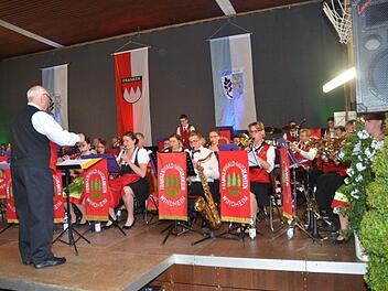 Ob Polka, Marsch oder Choral, Ferdinand Schmitt dirigiert auch noch mit 81 Jahren seine Frankenwald-Musikanten taktsicher.  Foto: Karl-Heinz Hofmann