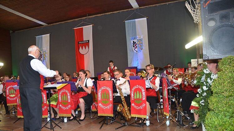 Ob Polka, Marsch oder Choral, Ferdinand Schmitt dirigiert auch noch mit 81 Jahren seine Frankenwald-Musikanten taktsicher.  Foto: Karl-Heinz Hofmann
