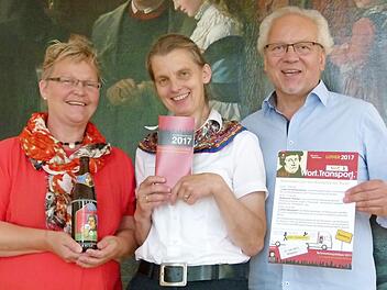 Sie stellten das Programm der Jubiläumsfeiern vor: Diakonin Andrea Hofmann, Uta von Plettenberg und Dekan Hans-Martin Lechner (von links).  Foto: Marion Krüger-Hundrup