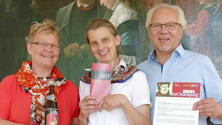 Sie stellten das Programm der Jubiläumsfeiern vor: Diakonin Andrea Hofmann, Uta von Plettenberg und Dekan Hans-Martin Lechner (von links).  Foto: Marion Krüger-Hundrup