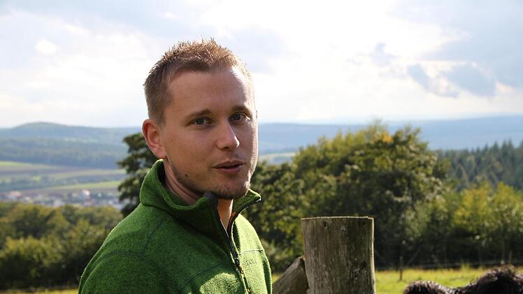 "Es ist doch mehr Arbeit, als ich gedacht hatte", sagt Lucian Beck. Weggeben würde er seine Rinder dennoch nie. Foto: Ulrike Müller