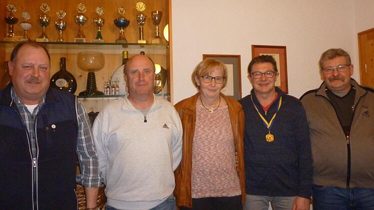 Verdiente Mitglieder des SKK Germania Gauaschach wurden für ihre Treue zum Verein geehrt (von links): Dieter Pfeuffer (25 Jahre), Helmut Schmittroth (30 Jahre), Jutta Weidl (35 Jahre) sowie Gerd Reuter (40 Jahre). Es gratulierte der Vereinsvorsitzende Harald Reuter.Werner Vorndran