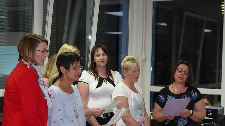 Das Kindergarten-Team beim Ständchen für die Jubilarinnen. Elisabeth Mehn