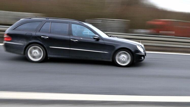 Auf dem Weg zum Konzert der Kelly-Family in Coburg am Freitag (17.8.2018) überholte ein junger Fahrer so riskant, dass mehrere Unfälle nur knapp verhindert werden konnten. Symbolfoto: Ferdinand Merzbach