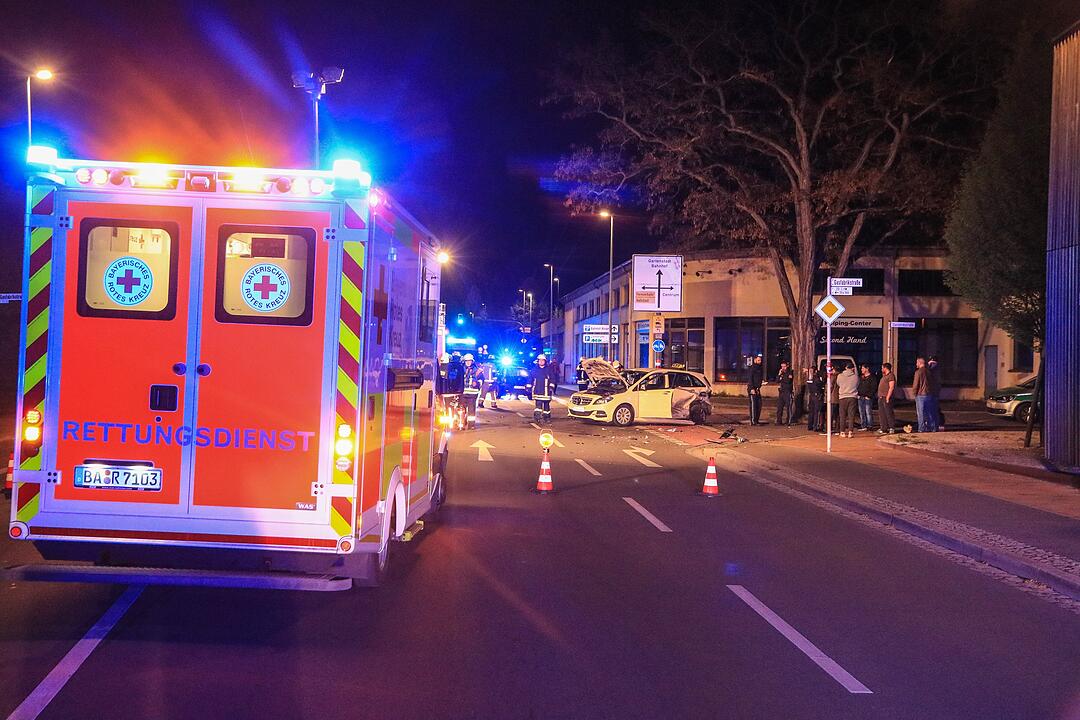 Bamberg: Auto kracht in Taxi - Verursacher flüchtet und lässt Verletzte zurück