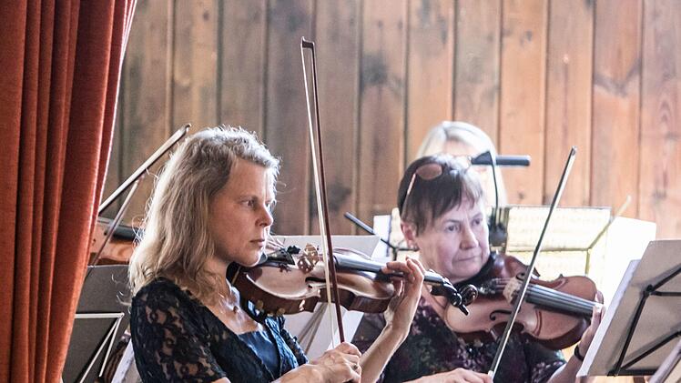 Ein abwechslungsreiches PRogramm rund um das Thema Puppen bot der Musizierkreis Neustadt unter der Leitung von Norbert Luche bei seiner Kaffeehausmusik.Foto: Jochen Berger