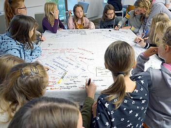 Die Kinder schrieben auf die Tischdecken, was ihnen zu bestimmten Fragen einfiel.  Fotos: Richard Sänger