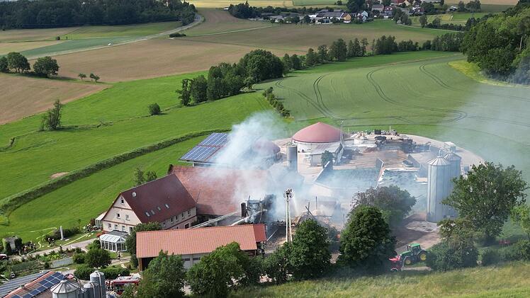 Scheunenbrand in Feuchtwangen - 170 Einsatzkr&auml;fte vor Ort