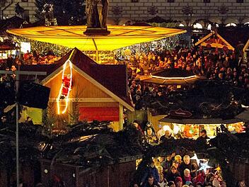 Die Glühwein- und Heißgetränkestände rund um den Albert üben die meiste Anziehungskraft beim Coburger Weihnachtsmarkt aus. Doch einer Entwicklung zu noch mehr Alkohol will der Verwaltungssenat nicht tatenlos zusehen.