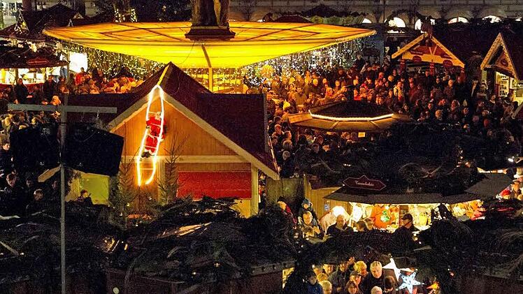 Die Glühwein- und Heißgetränkestände rund um den Albert üben die meiste Anziehungskraft beim Coburger Weihnachtsmarkt aus. Doch einer Entwicklung zu noch mehr Alkohol will der Verwaltungssenat nicht tatenlos zusehen.
