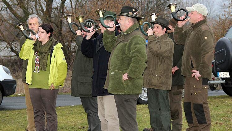 "Fuchs tot": Links von den Bläsern steht Vorsitzender Michael Welker.