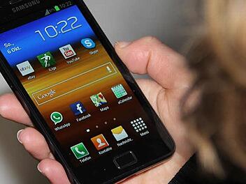 Das Handy ist für Jugendliche längst zu einem universalen Wegbegleiter geworden. Foto: Eckehard Kiesewetter