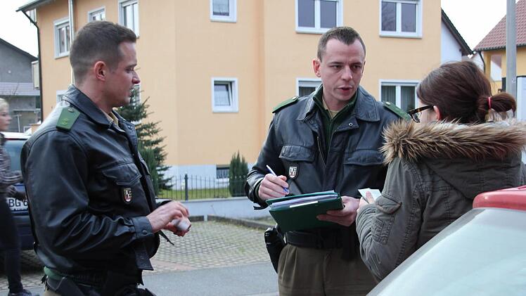 Polizeimeister Ulf Hülsz mit seinem Kollegen Markus Stöckl (rechts) Foto: Sebastian Martin
