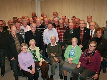 25 Jahre dem Obst- und Gartenbauverein die Treue gehalten. Auf dem Bild sind der neue Vorsitzende Roland Schlereth (von rechts), Kreisvorsitzende Irmgard Heinrich, Kreisverbandsehrenvorsitzender und Vereinsgründer Kurt Hiebel sowie 2. Bürgermeister Daniel Wehner.  Foto: Gabriele Sell