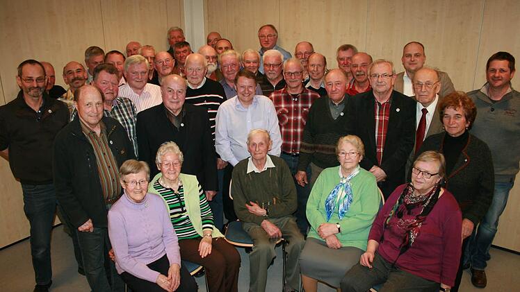 25 Jahre dem Obst- und Gartenbauverein die Treue gehalten. Auf dem Bild sind der neue Vorsitzende Roland Schlereth (von rechts), Kreisvorsitzende Irmgard Heinrich, Kreisverbandsehrenvorsitzender und Vereinsgründer Kurt Hiebel sowie 2. Bürgermeister Daniel Wehner.  Foto: Gabriele Sell