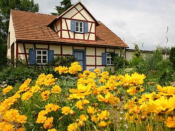 Im Kreis Lichtenfels gibt es viele vorzeigbare Gärten, wie diesen hier in Unterzettlitz. Landrat Christian Meißner plädiert dafür, diese schönen Orte künftig immer mal wieder der Öffentlichkeit zu zeigen, damit sich alle Gartenliebhaber Anregungen holen können. Archivbild: Matthias Einwag