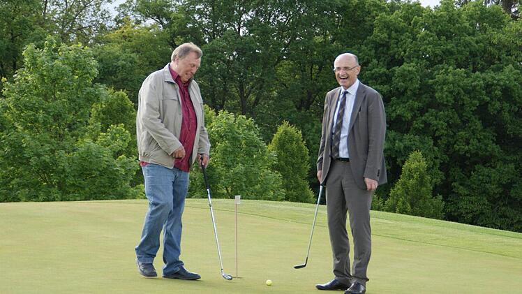 "Erst macht er Sprüch, dann trifft er auch noch", staunte Wilhelm Schneider (rechts) über Willi Sendelbeck. "Liegt am Golf-Hemd", grinste der Rentweinsdorfer Bürgermeister.