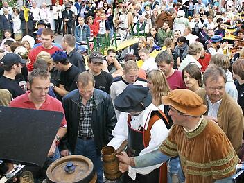 Welche Biersorte zapfen die Ratsherren heuer an? Die Besucher dürfen im Vorfeld entscheiden. Auf jeden Fall kommt es von einer neuen Brauerei. FT-Archivfoto: Ralf Kestel