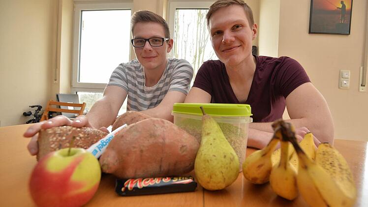 Max und Matthias ernähren sich heute hauptsächlich gesund und vollwertig - aber Tabus gibt es inzwischen keine mehr: Ab und an darf's auch mal ien Schokoriegel sein.