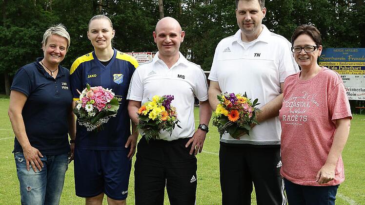 Abteilungsleiterin Heike Daun (l.) verabschiedete Yvonne Zahn (2.v.l.), Trainer Markus Spielberger (Mitte) und Co-Trainer Thomas Neumann; rechts Betreuerin Anita Winkler