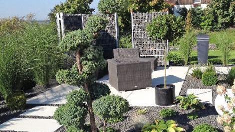 Hingucker: Schwarzer Basalt und weißer Beton dominieren die Terrasse - im Hintergrund das Nachbarhaus.