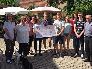 Firmlinge spenden für Altenbetreuungszentrum