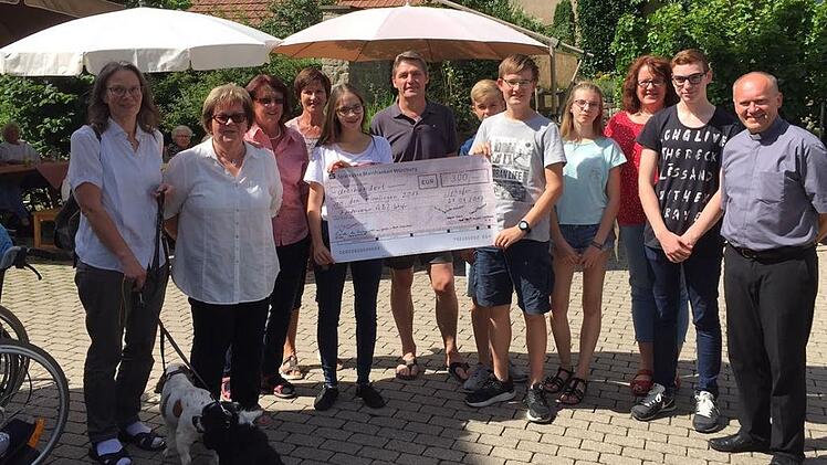 Firmlinge spenden für Altenbetreuungszentrum