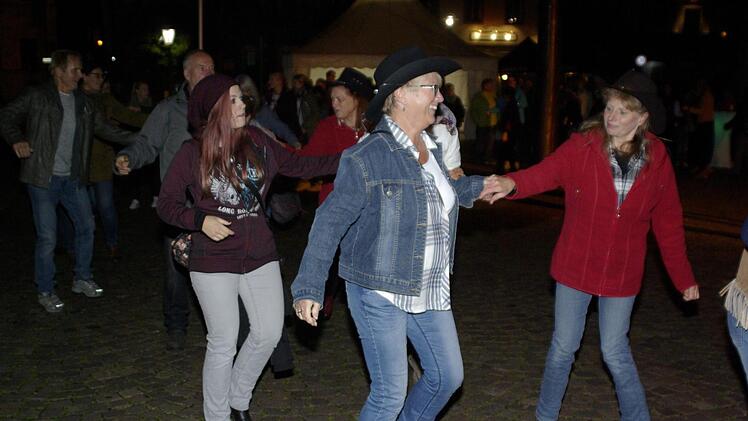 So wird es gemacht. Die Könner brachten den Laien die ersten Country-Dance-Schritte bei. Foto: Winfried Ehling