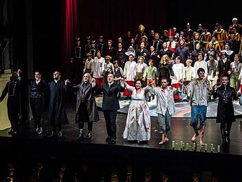 Reichlich Applaus gab es für die Premiere von Puccinis "Tosca" am Samstag im Coburger Landestheater.Foto: Jochen Berger