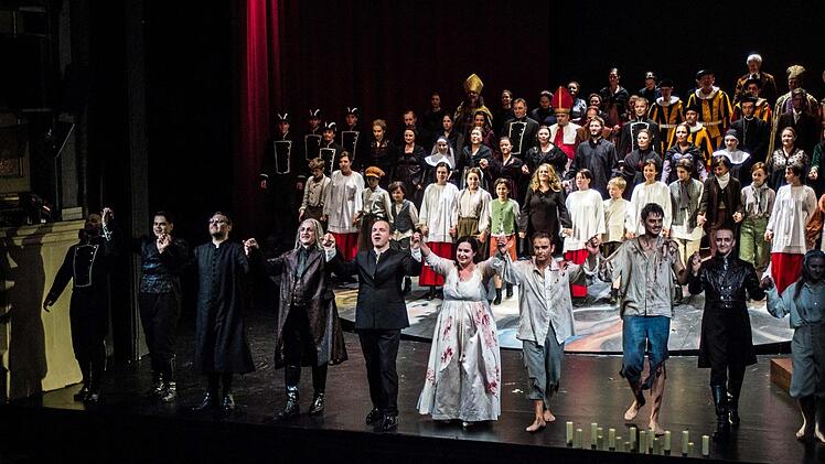 Reichlich Applaus gab es für die Premiere von Puccinis "Tosca" am Samstag im Coburger Landestheater.Foto: Jochen Berger