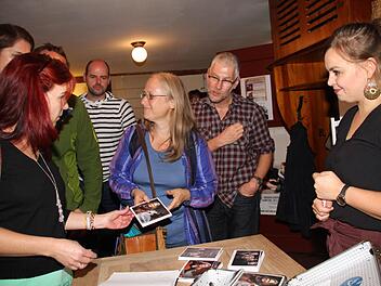 Fee Badenius (rechts) in der Pause mit ihren Fans. Gerda Völk
