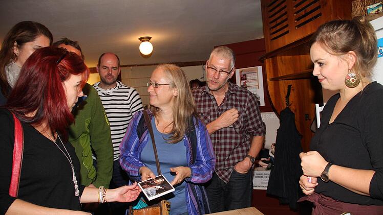 Fee Badenius (rechts) in der Pause mit ihren Fans. Gerda Völk
