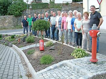 Fleißige Helfer haben in Nurn uneigennützig eine Pflanz- und Platzgestaltung um das Feuerwehr-Gerätehaus vorgenommen. Bürgermeister Gerhard Wunder (rechts) hat nach Abschluss der Maßnahme die beteiligte Arbeiterschar und Verantwortliche der Feuerwehr zu einem Helferessen eingeladen.  Foto: Hans Franz