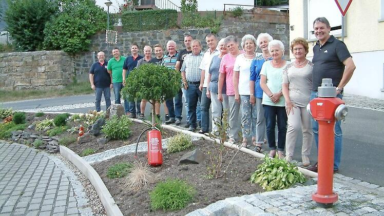 Fleißige Helfer haben in Nurn uneigennützig eine Pflanz- und Platzgestaltung um das Feuerwehr-Gerätehaus vorgenommen. Bürgermeister Gerhard Wunder (rechts) hat nach Abschluss der Maßnahme die beteiligte Arbeiterschar und Verantwortliche der Feuerwehr zu einem Helferessen eingeladen.  Foto: Hans Franz