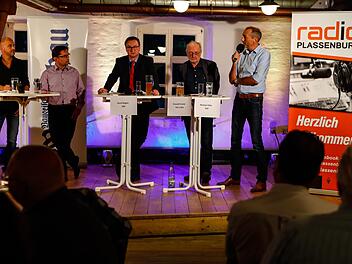 Lebhaft diskutierten (von links) die Moderatoren Markus Weber und Alexandere Müller, Gerd Kögler (Afd), Oswald Greim (Die Linke) und Michael Otte (FDP).Foto: Matthias Hoch