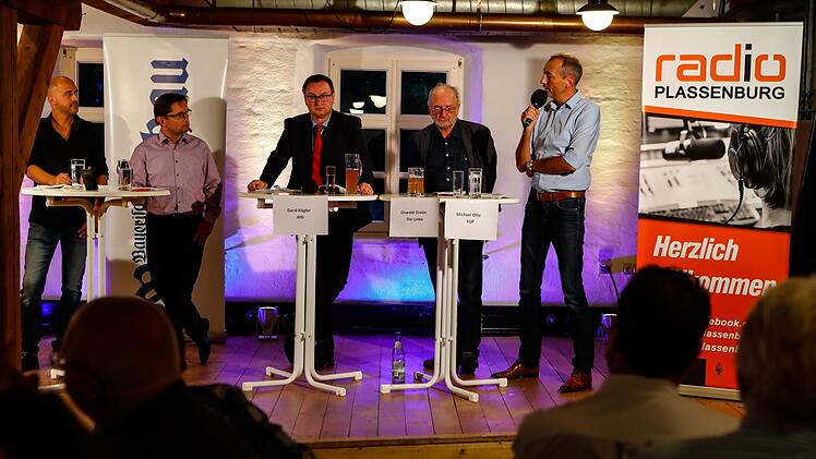 Lebhaft diskutierten (von links) die Moderatoren Markus Weber und Alexandere Müller, Gerd Kögler (Afd), Oswald Greim (Die Linke) und Michael Otte (FDP).Foto: Matthias Hoch